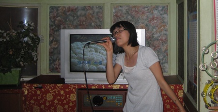 I wonder if she has a MySpace page... woman singing in a Korean Karaoke bar